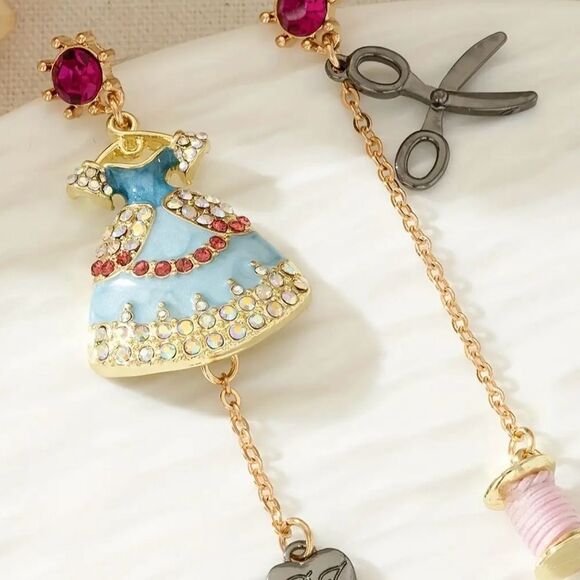 🩵 Betsey Johnson unique mismatched seamstress/dressmaker dangle earrings 🩵 - Picture 1 of 6